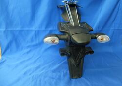 Condividi PORTATARGA CON FRECCE + LUCE TARGA ORIGI Yamaha