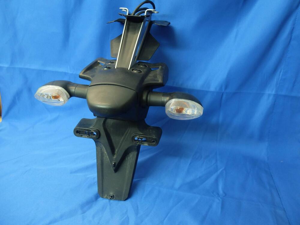 Condividi PORTATARGA CON FRECCE + LUCE TARGA ORIGI Yamaha (2)