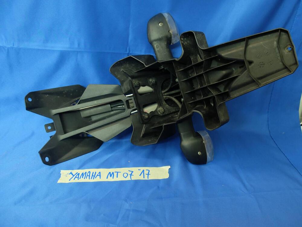 Condividi PORTATARGA CON FRECCE + LUCE TARGA ORIGI Yamaha (3)