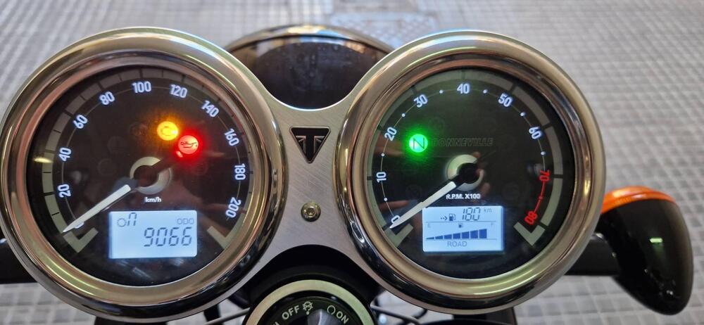 Triumph Bonneville T120 Black Stealth Edition (2024) (3)