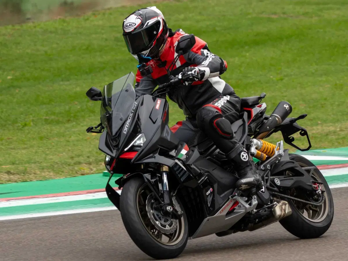 Italjet Dragster 700 Twin, moto o scooter? Lo chiamano mooter, lo abbiamo provato in pista a Imola (3)