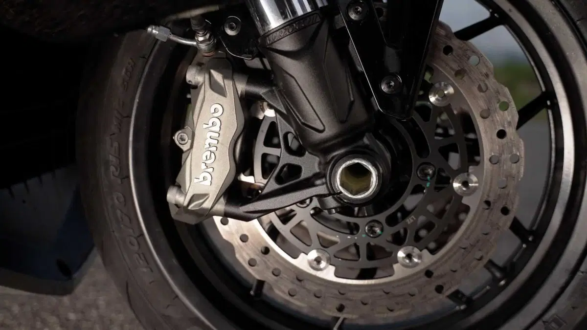 Italjet Dragster 700 Twin, moto o scooter? Lo chiamano mooter, lo abbiamo provato in pista a Imola (5)