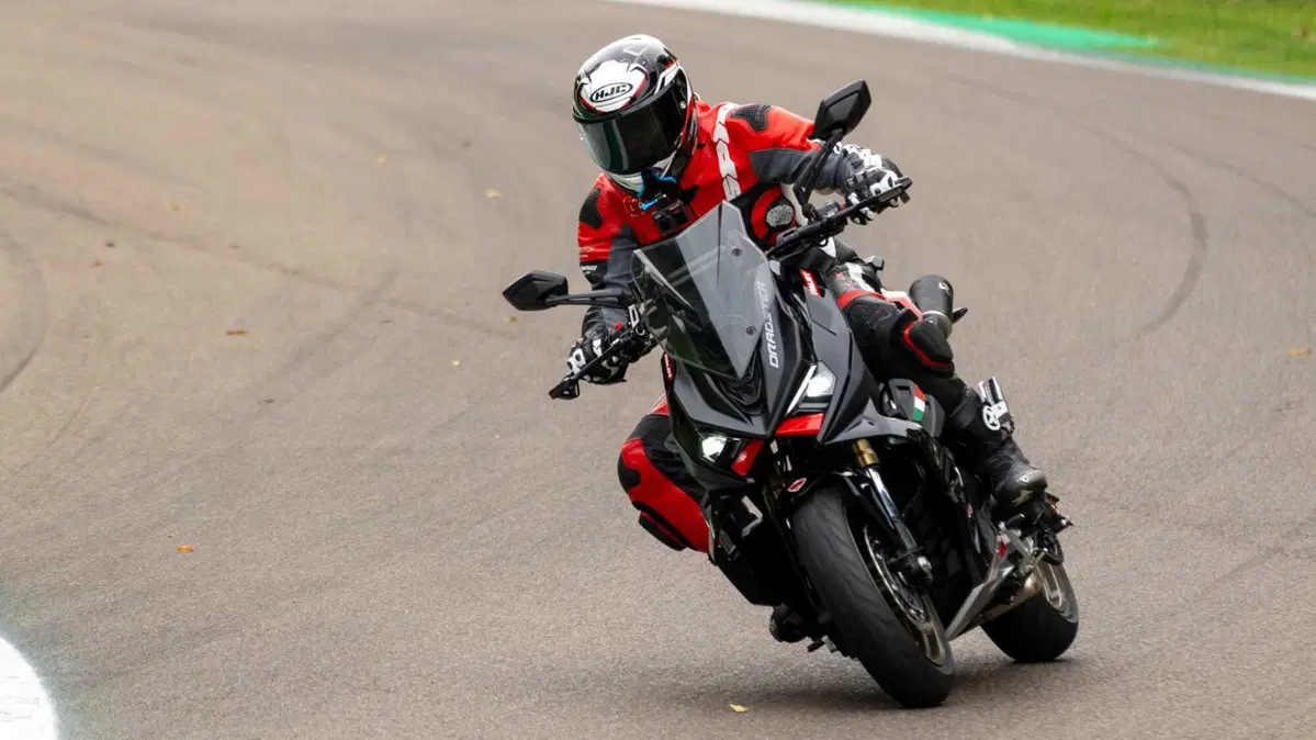 Italjet Dragster 700 Twin, moto o scooter? Lo chiamano mooter, lo abbiamo provato in pista a Imola (4)