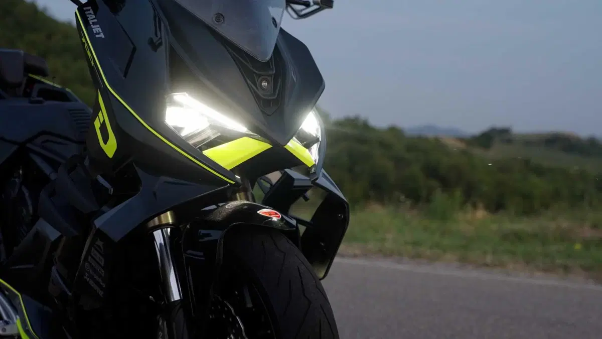 Italjet Dragster 700 Twin, moto o scooter? Lo chiamano mooter, lo abbiamo provato in pista a Imola (8)