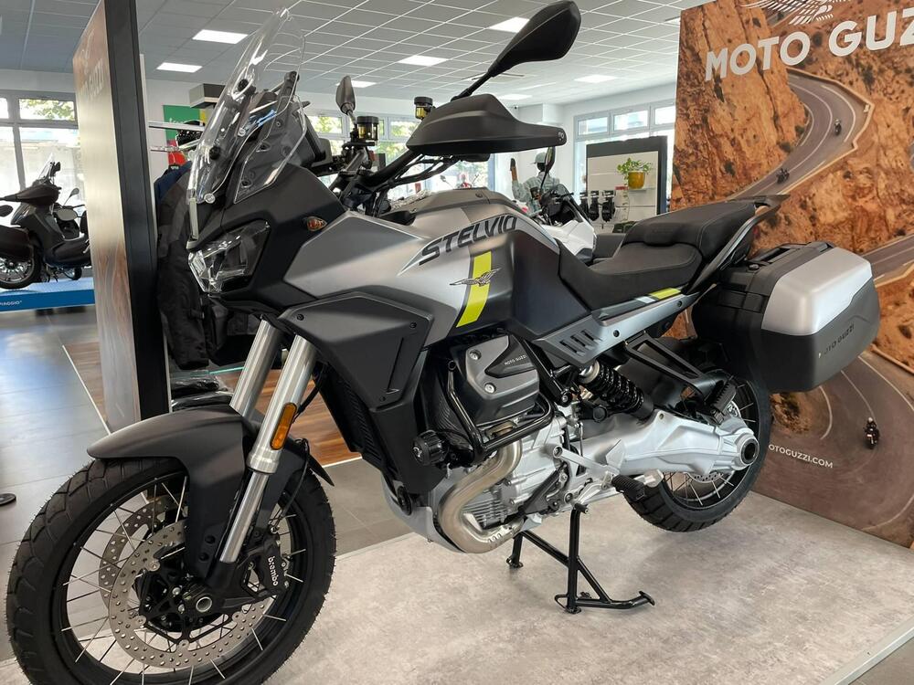 Moto Guzzi Stelvio (2024 - 25)
