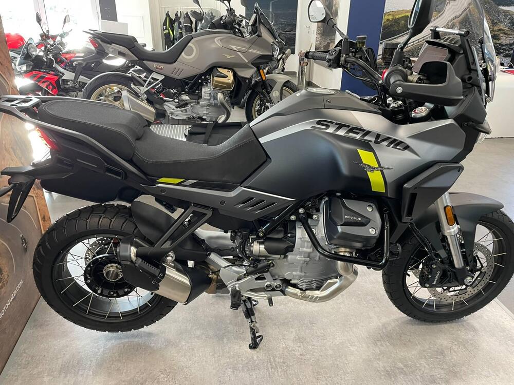 Moto Guzzi Stelvio (2024 - 25) (3)