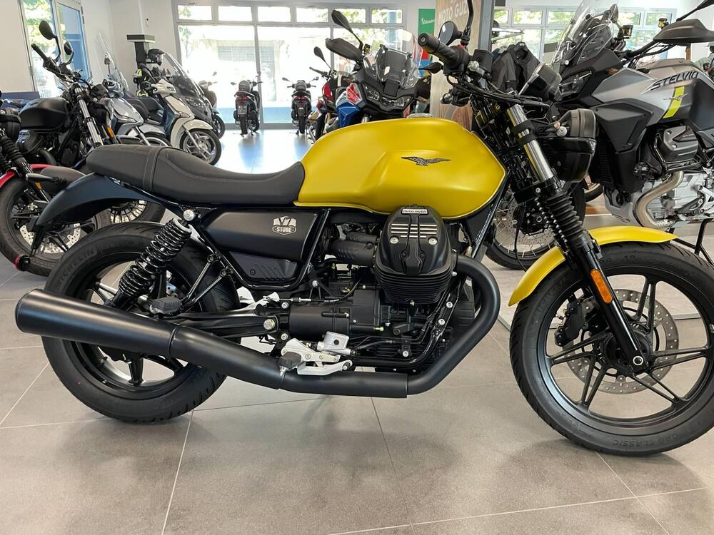 Moto Guzzi V7 Stone (2021 - 24) (3)