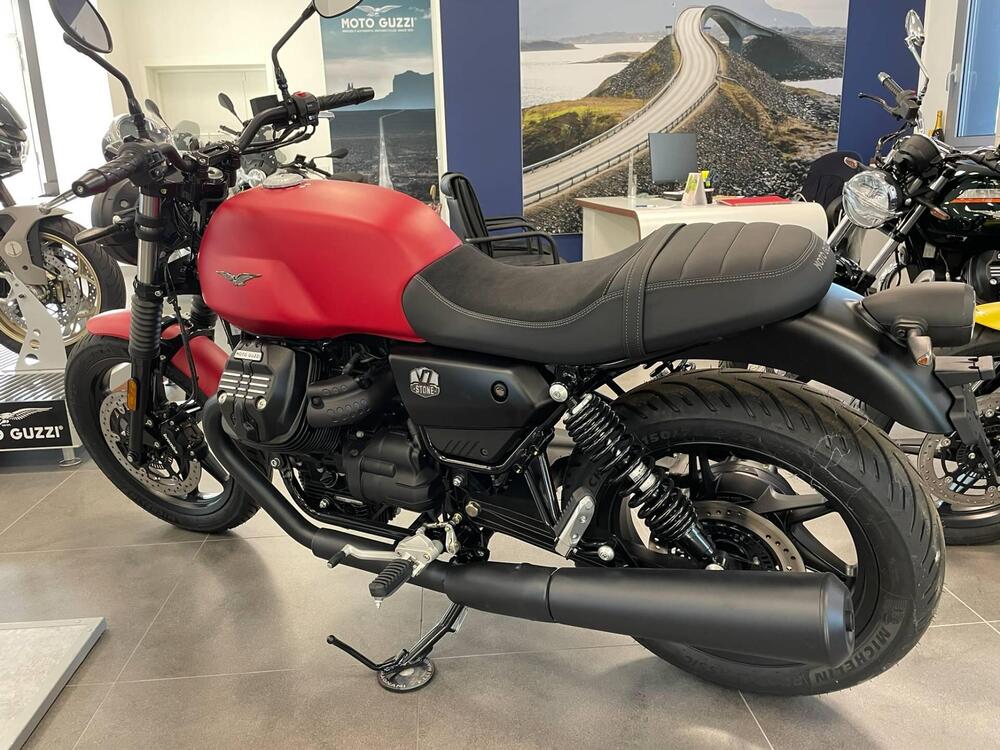 Moto Guzzi V7 Stone (2021 - 24) (2)