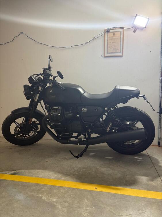 Moto Guzzi V7 Stone (2021 - 24)