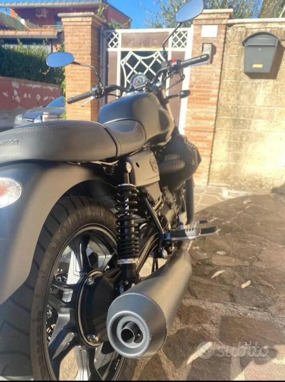 Moto Guzzi V7 III Stone (2017 - 20) (2)