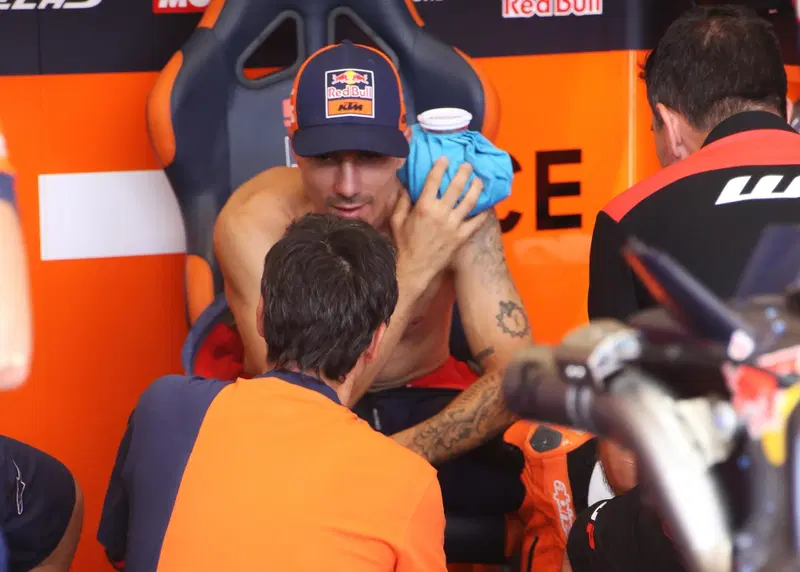 Vinales mette ghiaccio sulla spalla sinistra, mentre parla con Pedrosa (GP Austria 2025)