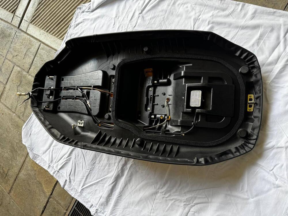 SELLA ORIGINALE SUZUKI BURGMAN 650 EXECUTIVE 2019 (4)