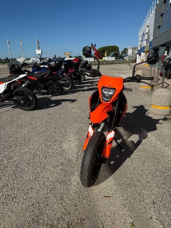 KTM 125 SMC R (2025) (2)