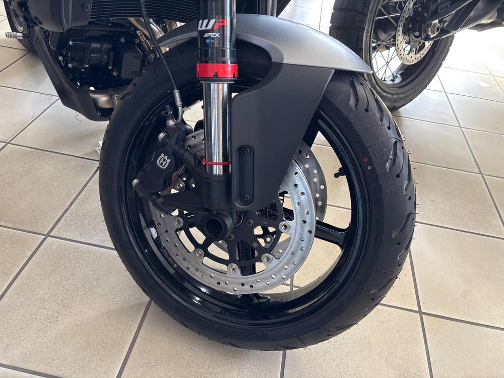 Husqvarna Svartpilen 801 (2024 - 25) (4)