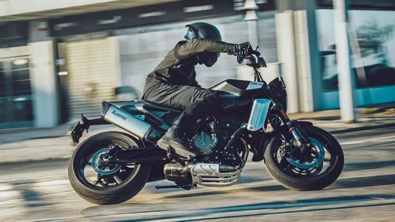 Husqvarna Vitpilen e Svartpilen 801: simili nella tecnica ma diverse nell'anima [VIDEO]