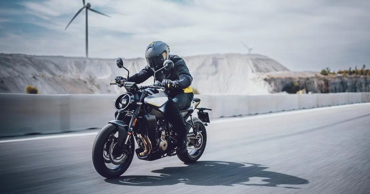Husqvarna Vitpilen e Svartpilen 801: simili nella tecnica ma diverse nell'anima [VIDEO]