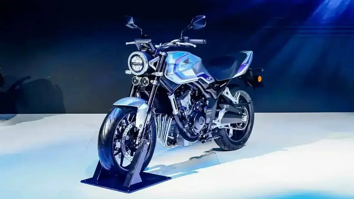 Honda CB 500 Super Four: quattro cilindri da 80 CV, frizione automatica ed estetica retro futurista