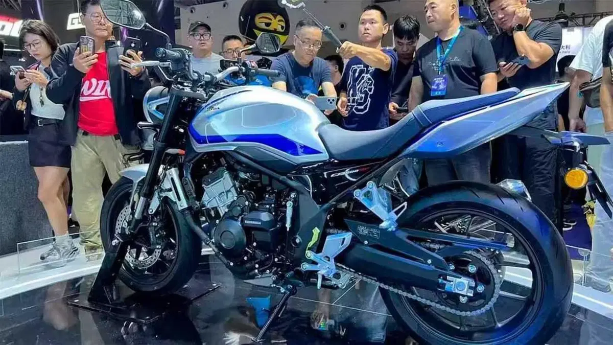 Honda CB 500 Super Four: quattro cilindri da 80 CV, frizione automatica ed estetica retro futurista (3)