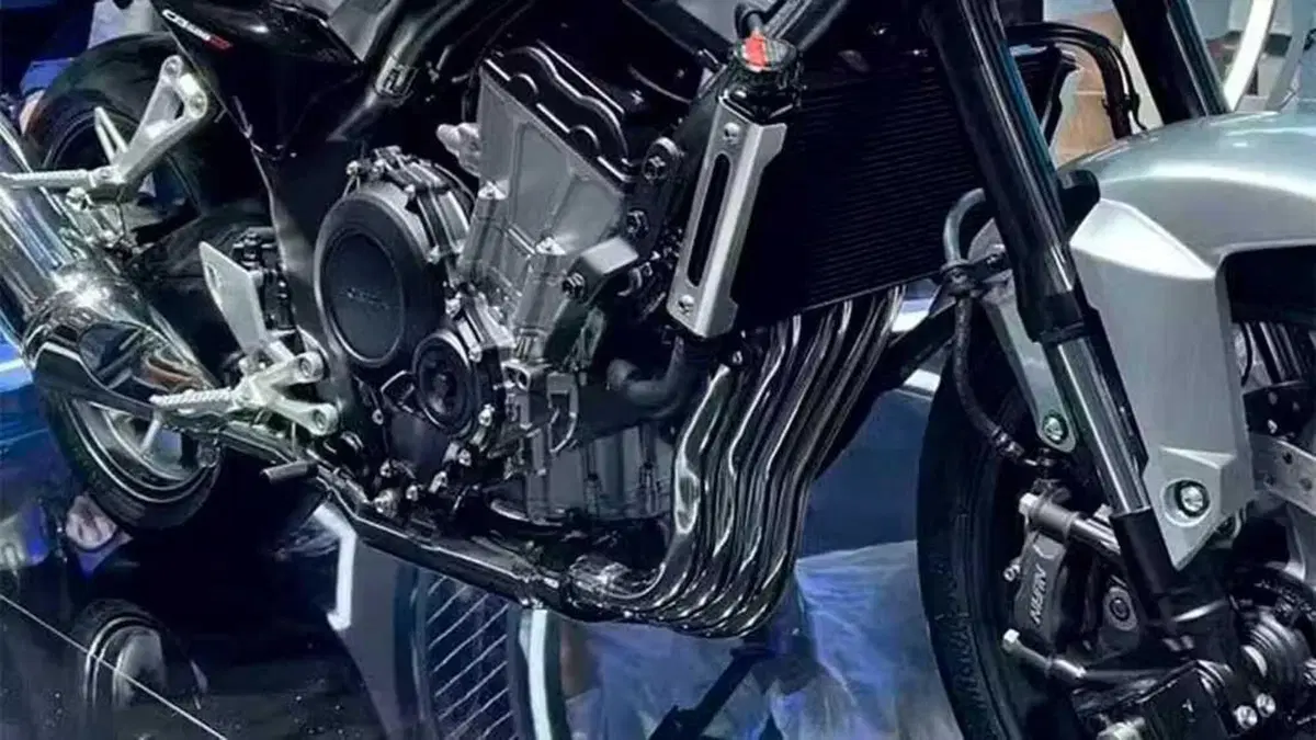 Honda CB 500 Super Four: quattro cilindri da 80 CV, frizione automatica ed estetica retro futurista (4)