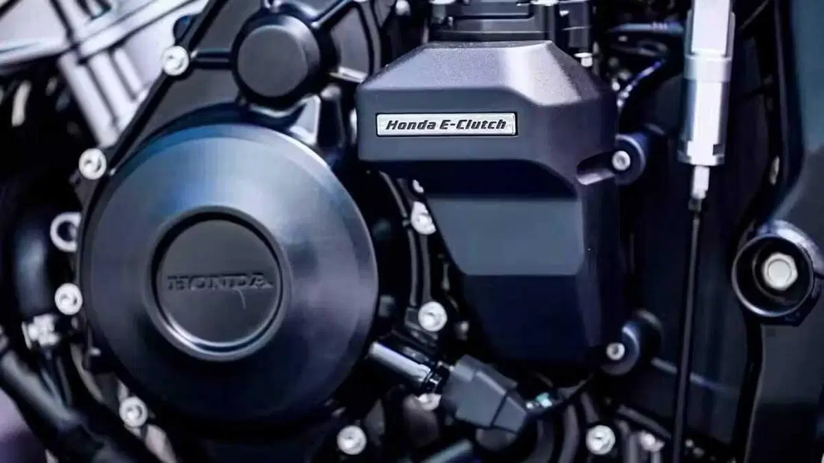 Honda CB 500 Super Four: quattro cilindri da 80 CV, frizione automatica ed estetica retro futurista (5)