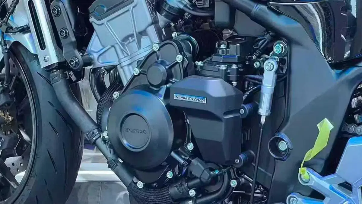 Honda CB 500 Super Four: quattro cilindri da 80 CV, frizione automatica ed estetica retro futurista (6)