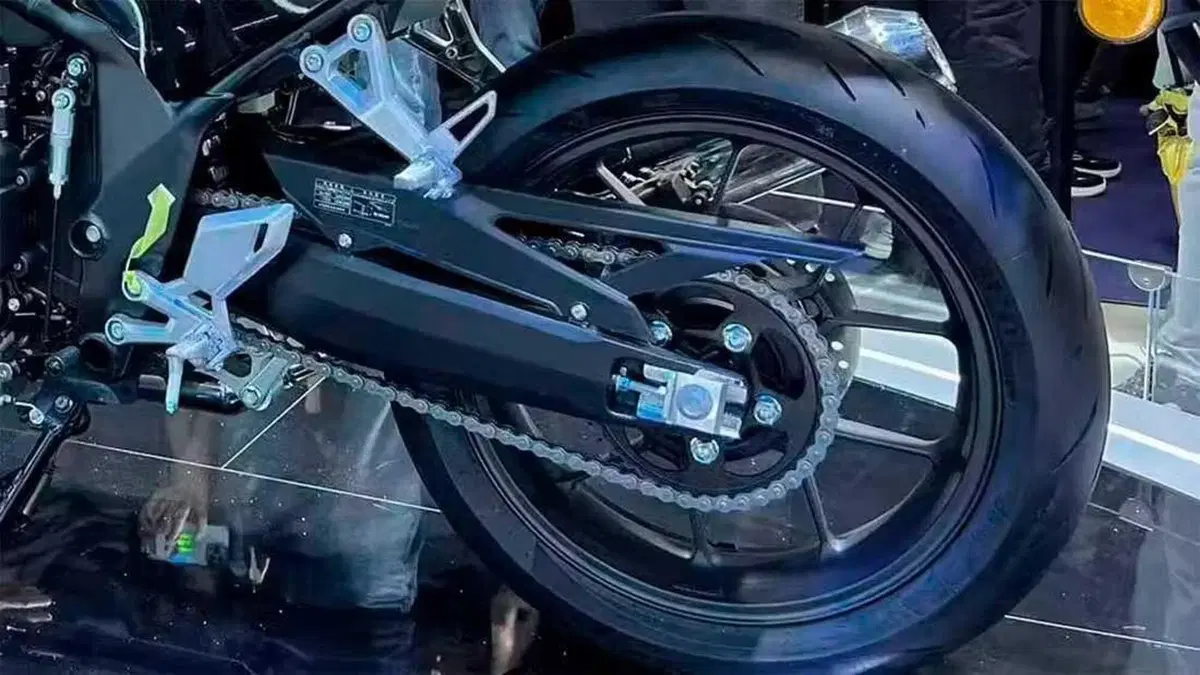 Honda CB 500 Super Four: quattro cilindri da 80 CV, frizione automatica ed estetica retro futurista (7)