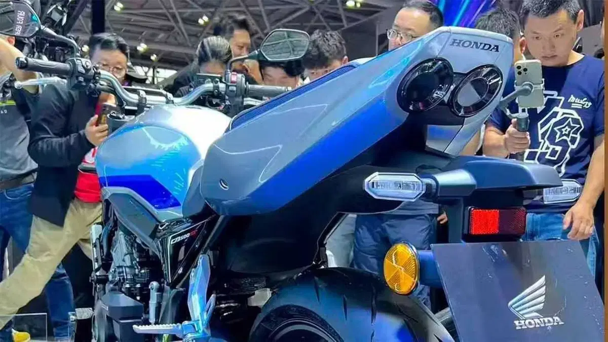 Honda CB 500 Super Four: quattro cilindri da 80 CV, frizione automatica ed estetica retro futurista (8)