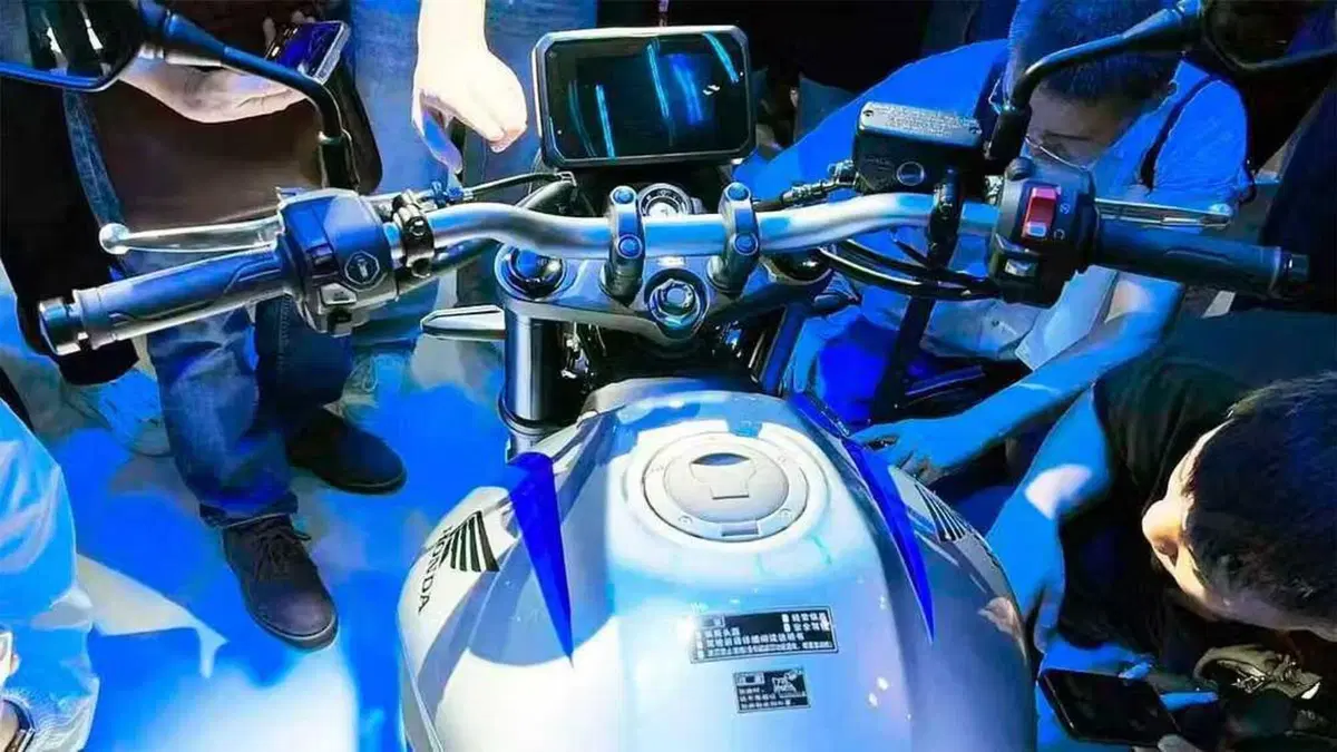 Honda CB 500 Super Four: quattro cilindri da 80 CV, frizione automatica ed estetica retro futurista (9)