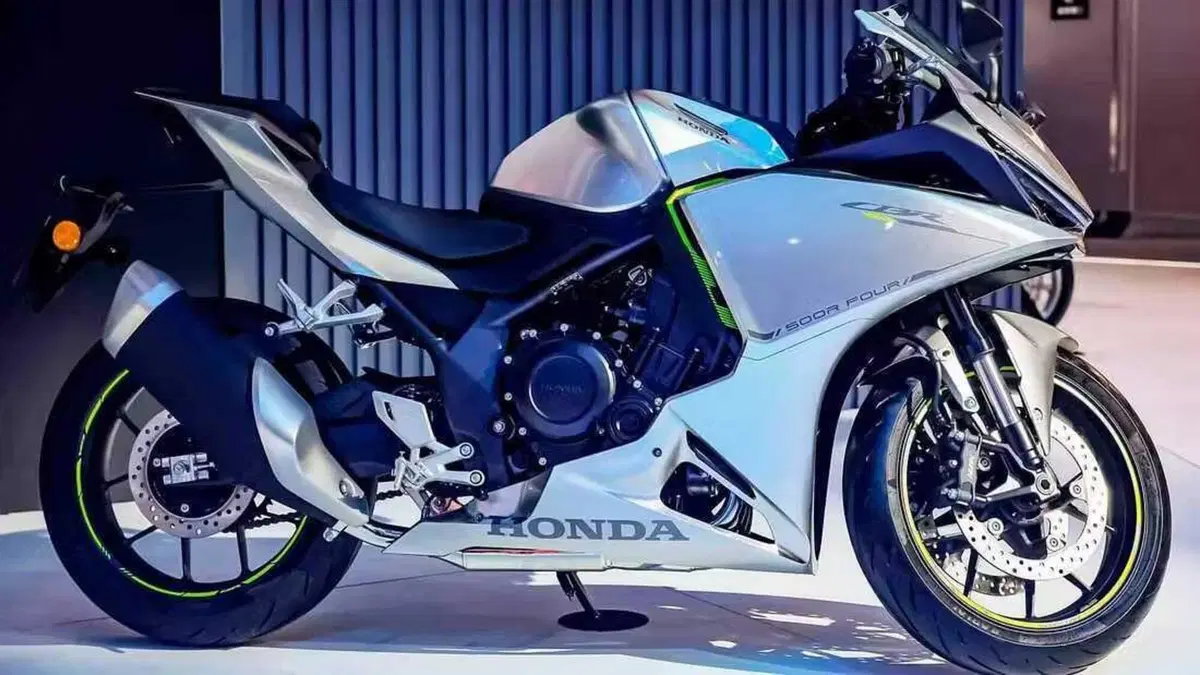 Honda CB 500 Super Four: quattro cilindri da 80 CV, frizione automatica ed estetica retro futurista (10)