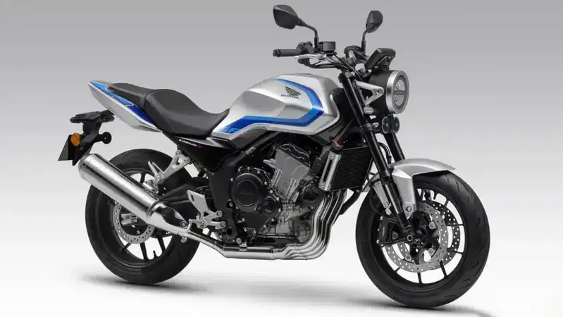 Honda CB 500 Super Four: quattro cilindri da 80 CV, frizione automatica ed estetica retro futurista