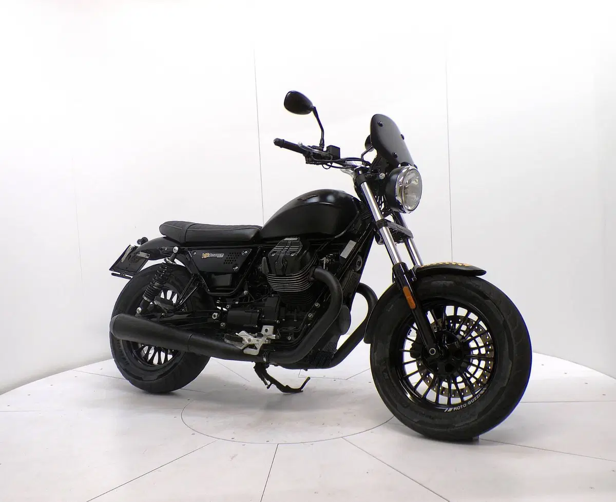 Moto Guzzi V9 Bobber (2016 - 18) (2)
