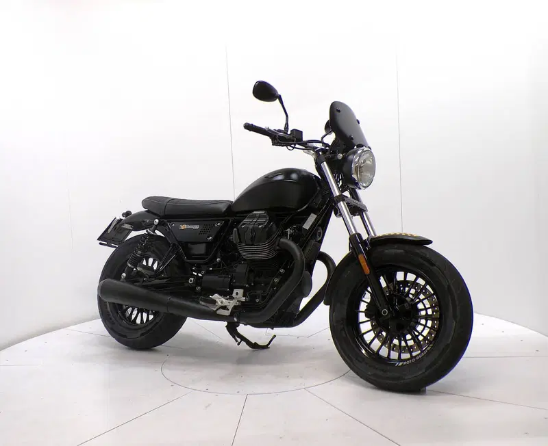 Moto Guzzi V9 Bobber (2016 - 18) (2)