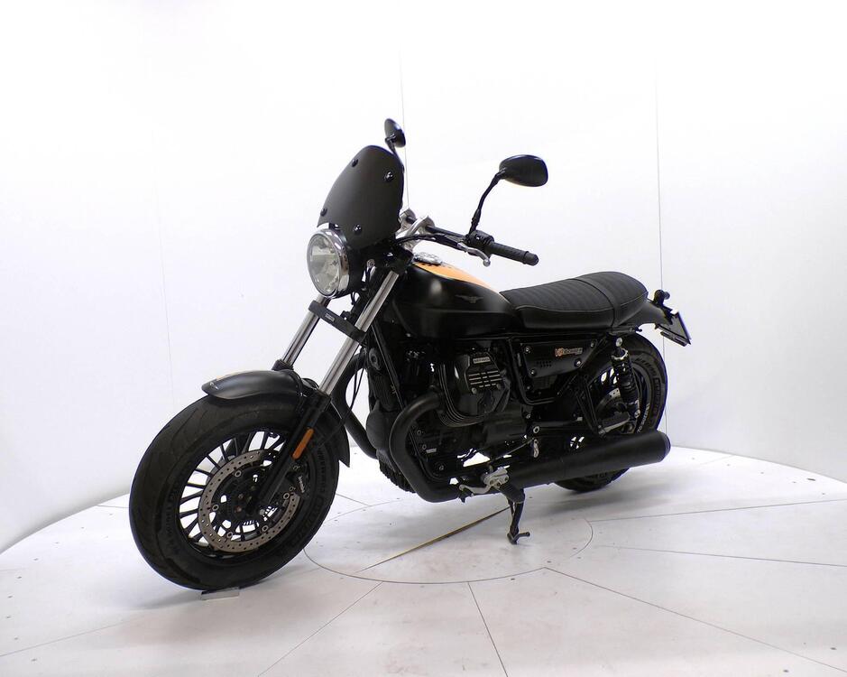 Moto Guzzi V9 Bobber (2016 - 18) (3)