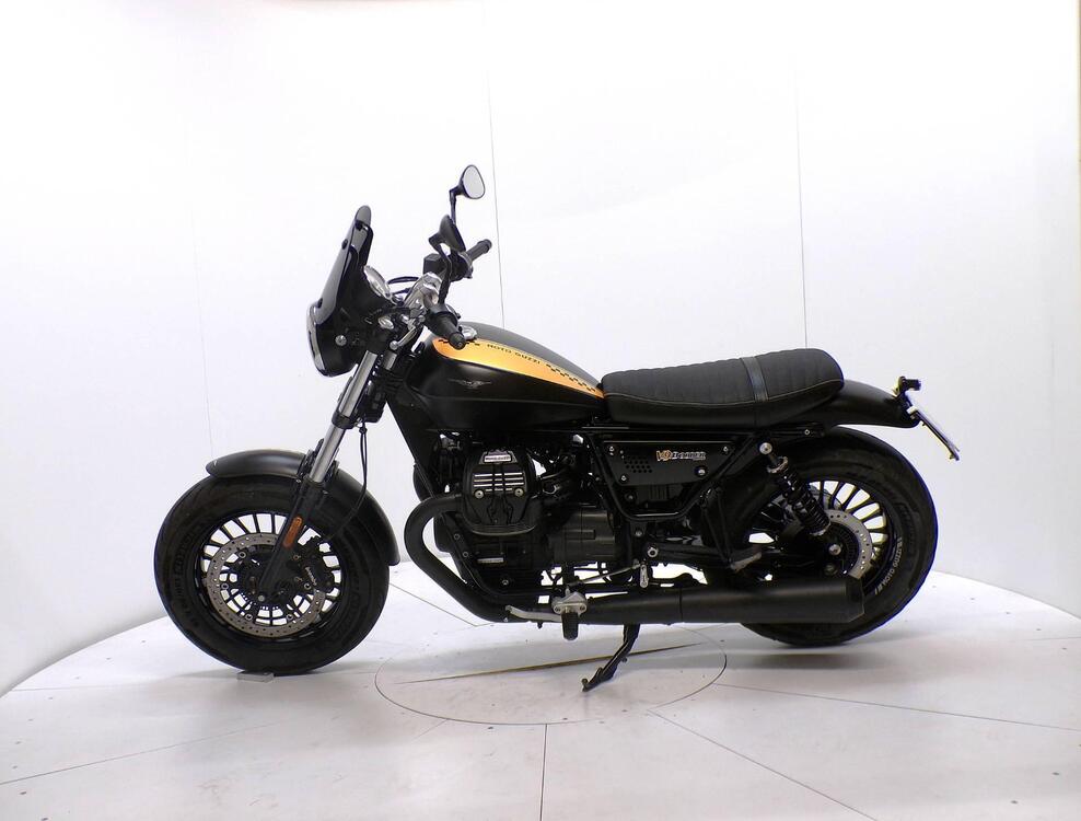 Moto Guzzi V9 Bobber (2016 - 18) (4)