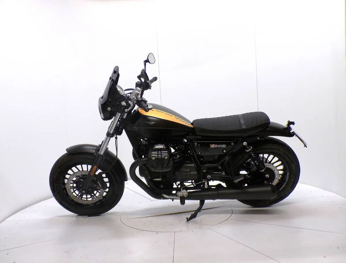 Moto Guzzi V9 Bobber (2016 - 18) (4)