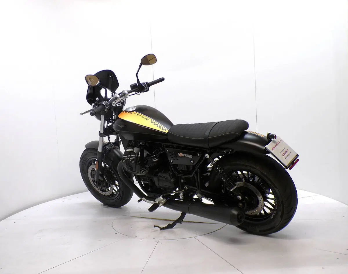Moto Guzzi V9 Bobber (2016 - 18) (5)