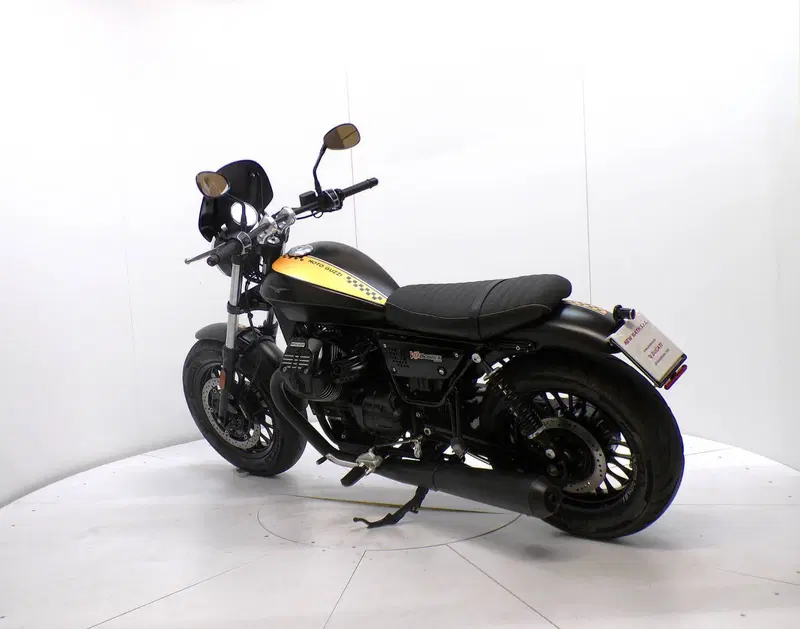 Moto Guzzi V9 Bobber (2016 - 18) (5)