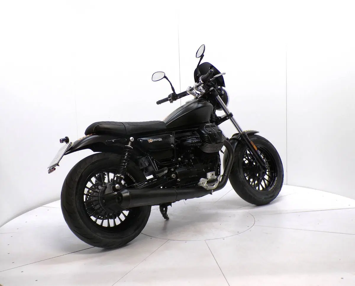 Moto Guzzi V9 Bobber (2016 - 18) (6)