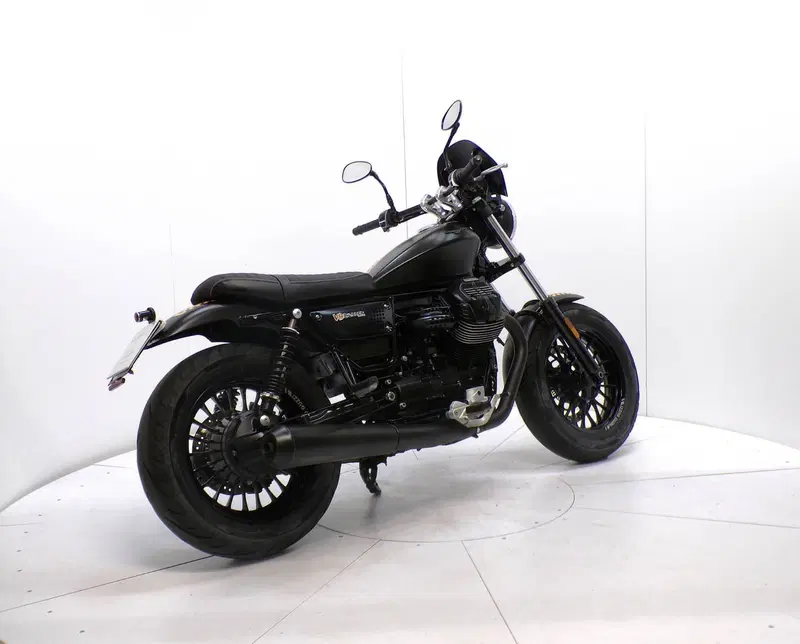 Moto Guzzi V9 Bobber (2016 - 18) (6)