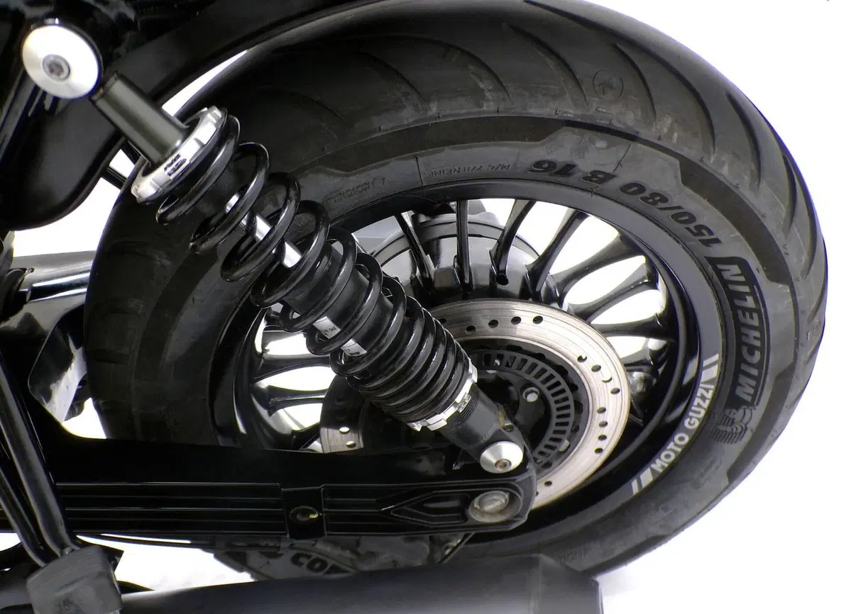 Moto Guzzi V9 Bobber (2016 - 18) (8)