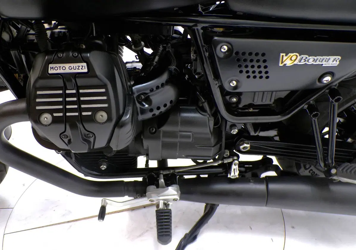 Moto Guzzi V9 Bobber (2016 - 18) (9)