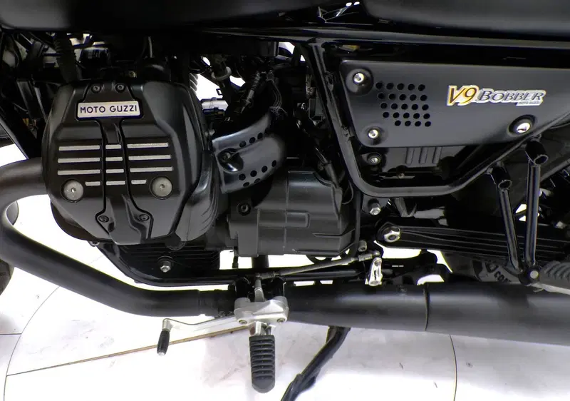 Moto Guzzi V9 Bobber (2016 - 18) (9)