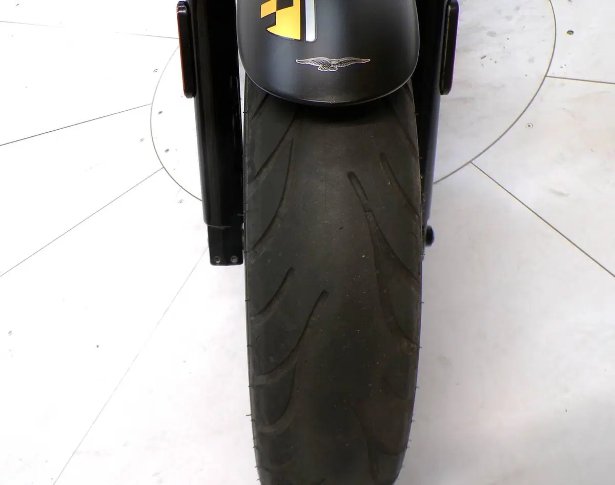 Moto Guzzi V9 Bobber (2016 - 18) (10)