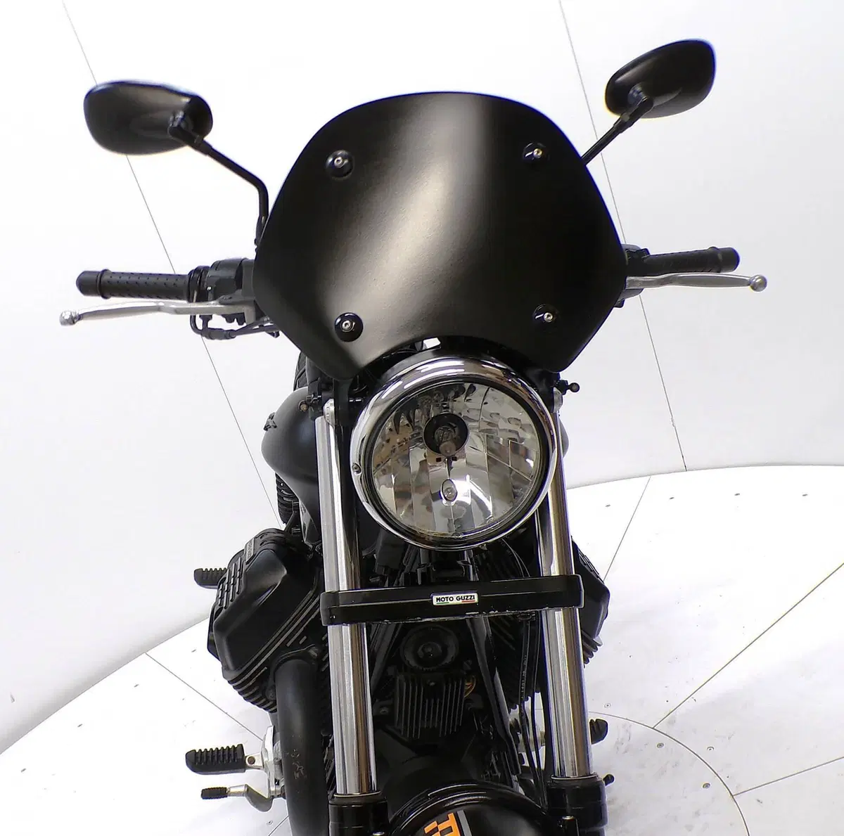 Moto Guzzi V9 Bobber (2016 - 18) (11)