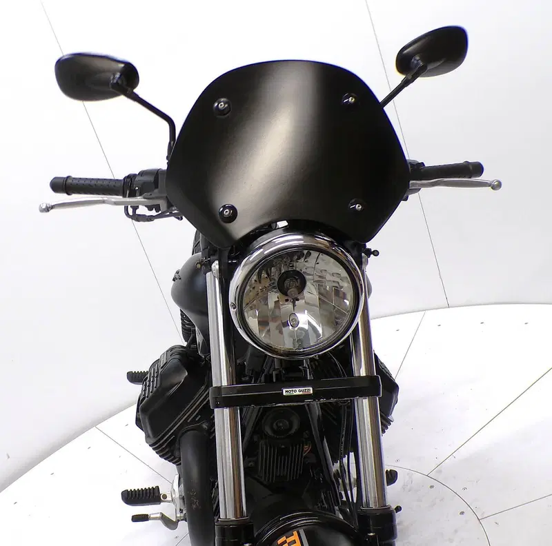 Moto Guzzi V9 Bobber (2016 - 18) (11)