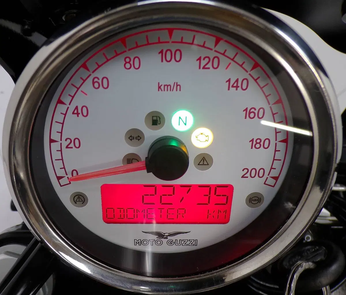 Moto Guzzi V9 Bobber (2016 - 18) (12)