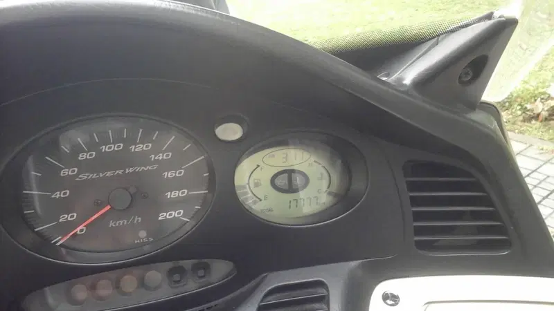 Honda Silver Wing 600 (2001 - 05) (4)
