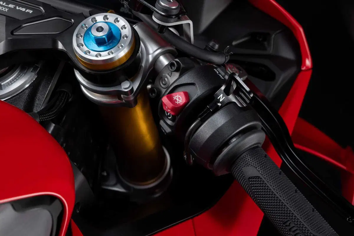 Ducati Panigale V4 R: in arrivo la nuova icona tecnologica derivata dalle corse [VIDEO & GALLERY] (2)