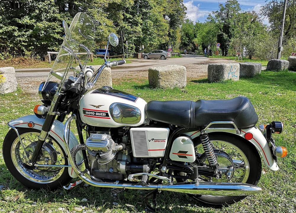 Moto Guzzi V7 Special (2025) (2)