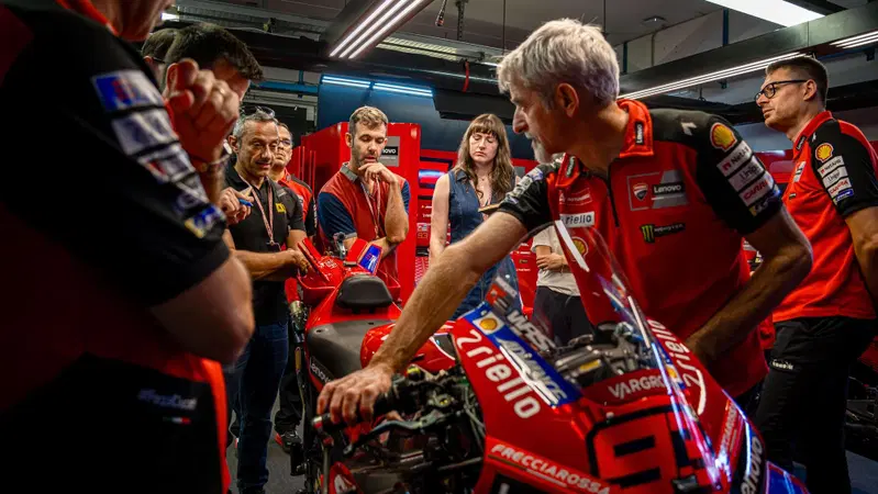 Dentro il box Ducati Lenovo MotoGP: "Il genio dell'uomo &egrave; al di sopra dei regolamenti"